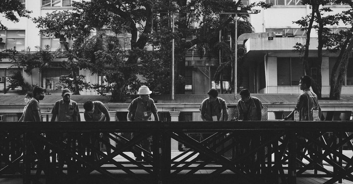 如何用隐喻方式讲述黑客正在盗窃玩家信息？